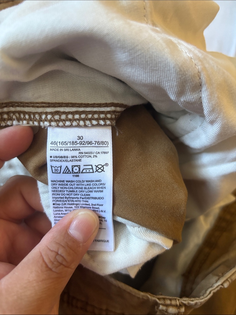 GAP men size 30 Tan Cargo Shorts with Utility Pockets - Picture 3 of 4